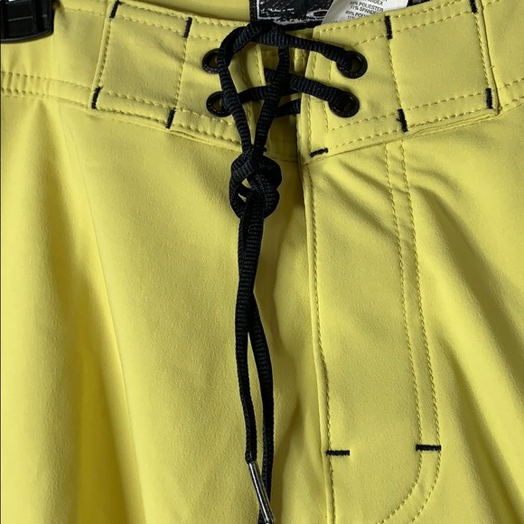 Men’s Oakley Bermuda Board Shorts - Picture 2 of 8